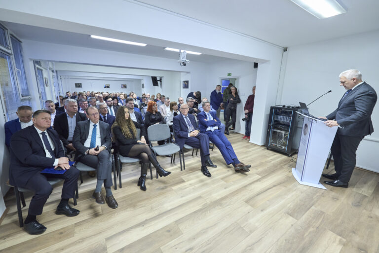 All rights reserved by Gabor Goor