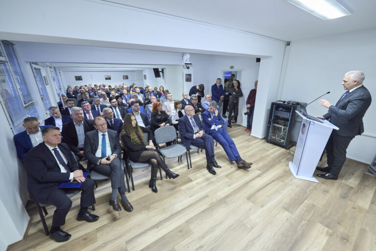 All rights reserved by Gabor Goor