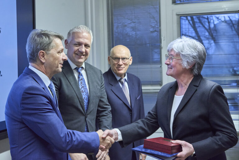 All rights reserved by Gabor Goor