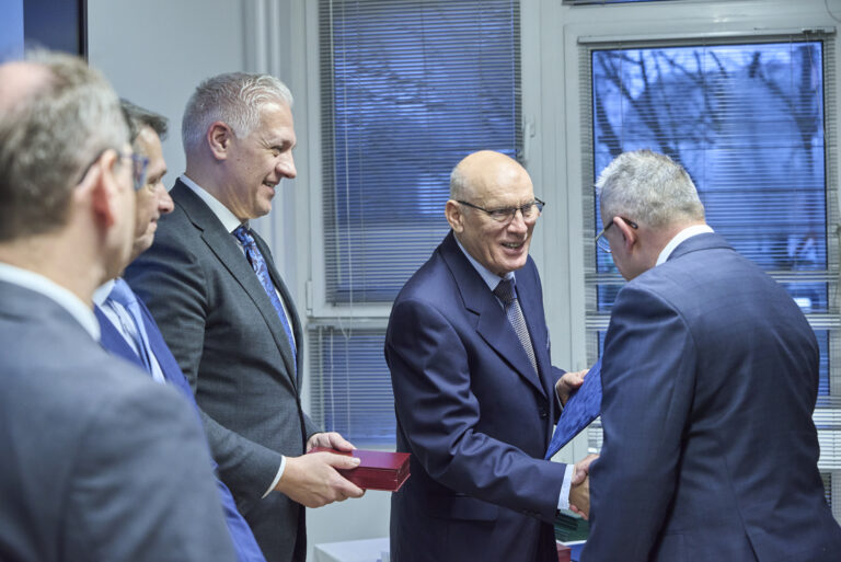 All rights reserved by Gabor Goor