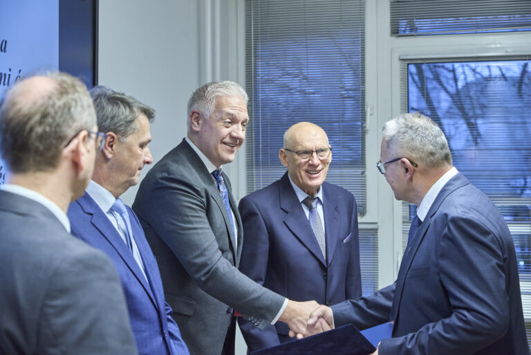 All rights reserved by Gabor Goor