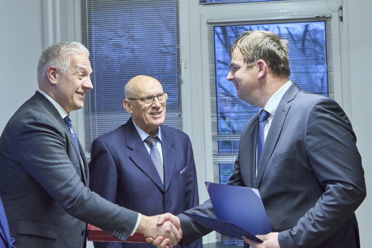 All rights reserved by Gabor Goor