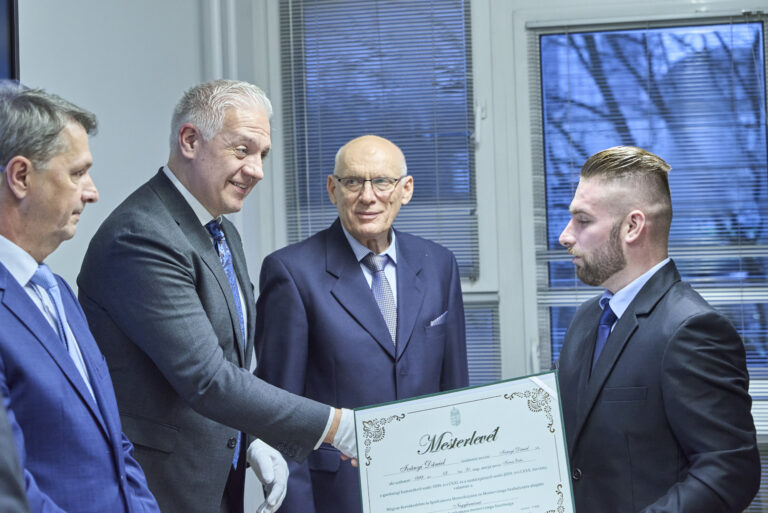 All rights reserved by Gabor Goor