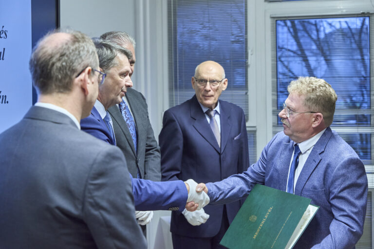 All rights reserved by Gabor Goor