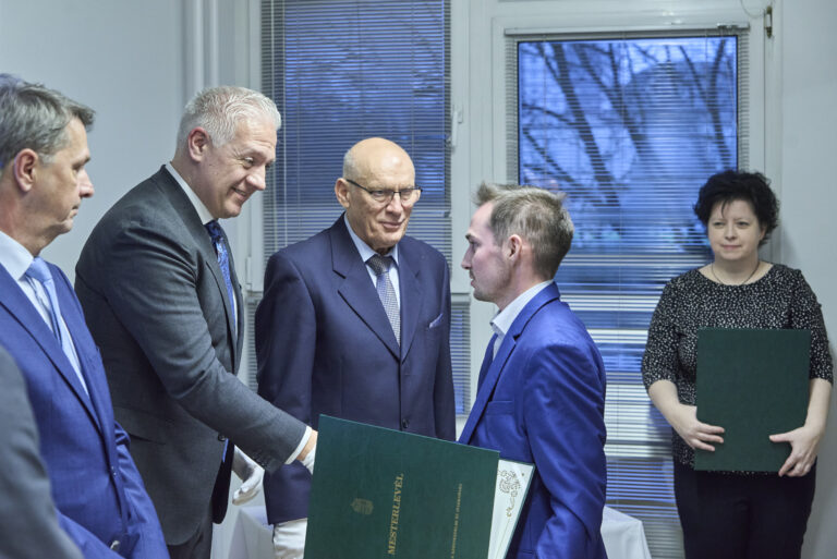 All rights reserved by Gabor Goor