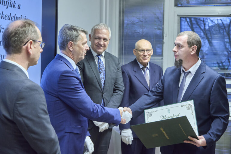 All rights reserved by Gabor Goor