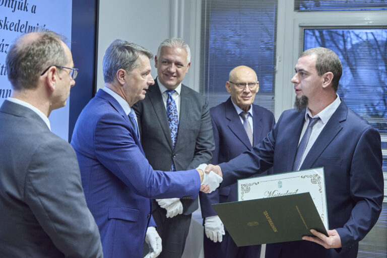 All rights reserved by Gabor Goor