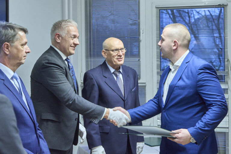 All rights reserved by Gabor Goor