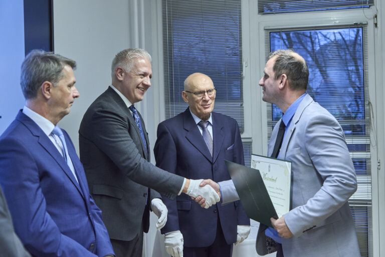 All rights reserved by Gabor Goor